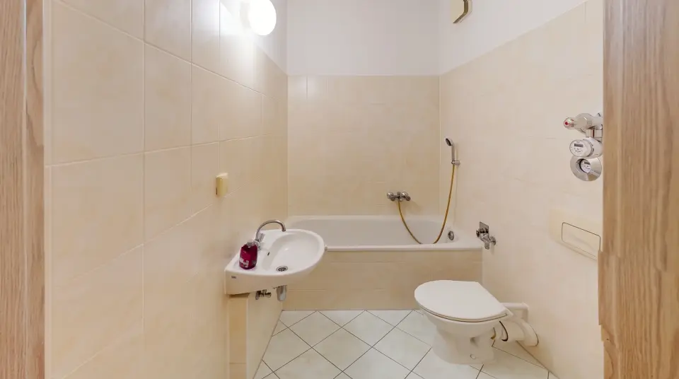 Bad mit Waschbecken und WC