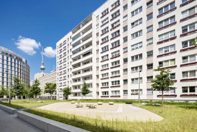 Wohngebäude an der Keibelstraße mit dem Fernsehturm im Hintergrund