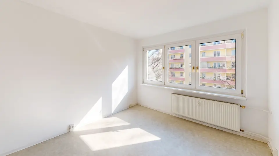 Schlafzimmer mit großem Fenster