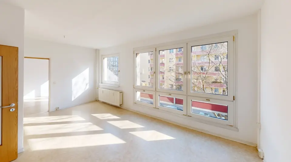 Wohnzimmer mit Fensterreihe und viel Tageslicht